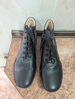 Botines negros con cordones sin uso