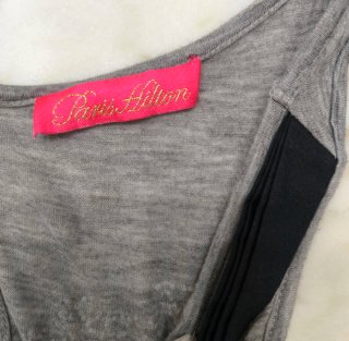 Camiseta gris marca Paris Hilton