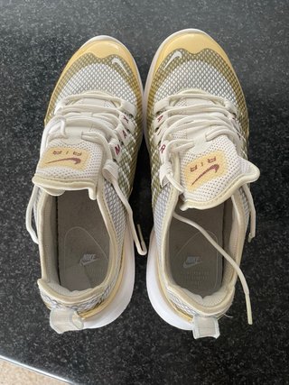 Zapatillas Nike Air Max Axis Premium Blancas/Amari