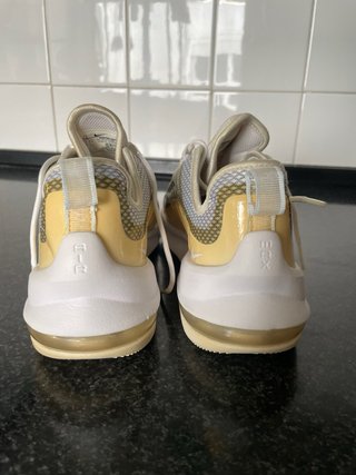 Zapatillas Nike Air Max Axis Premium Blancas/Amari