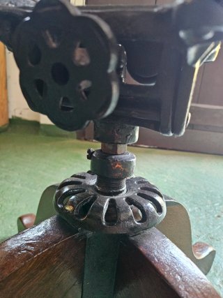 Silla de escritorio antigua de madera y cuero
