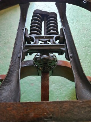 Silla de escritorio antigua de madera y cuero