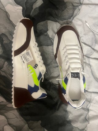 Zapatillas deportivas sin usar