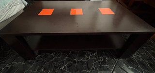 Mueble de madera oscuro con 2 mesas