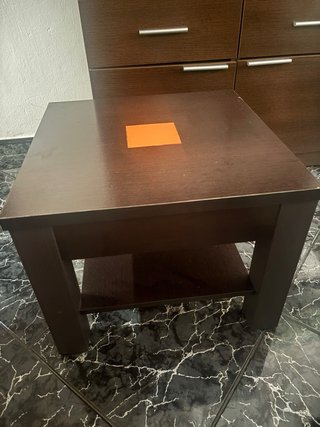 Mueble de madera oscuro con 2 mesas