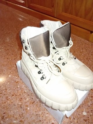 Botas beige con cordones