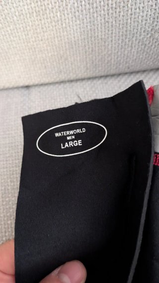 Traje de surf negro y rojo