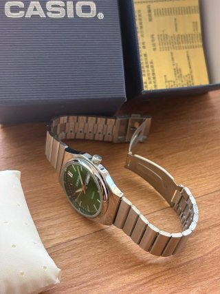 Casio Quartz Verde y Plateado DateAdjust