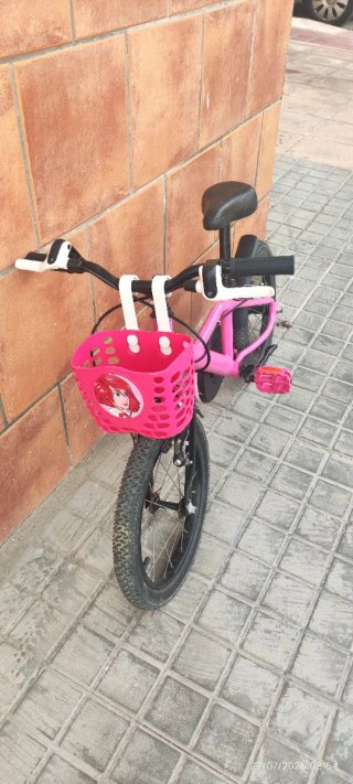 Bicicleta infantil rosa con cesta