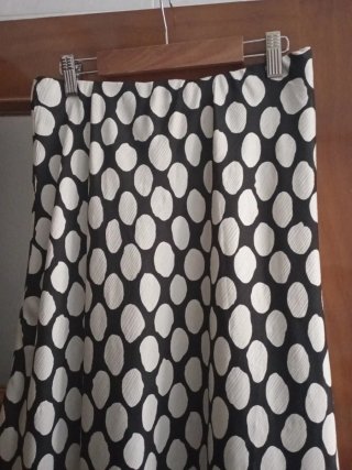 Falda de lunares blanca y negra