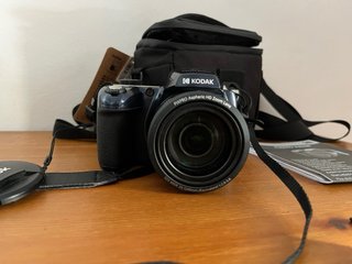 Fotocamera Kodak Pixpro AZ528 con accessori