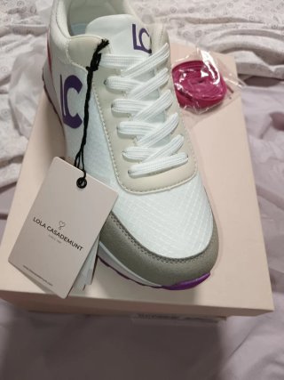 Zapatillas Lola Casademunt Blancas y Morada hay+NS