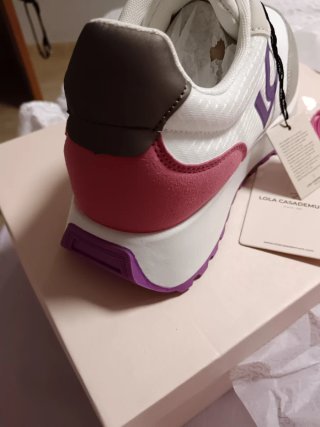 Zapatillas Lola Casademunt Blancas y Morada hay+NS