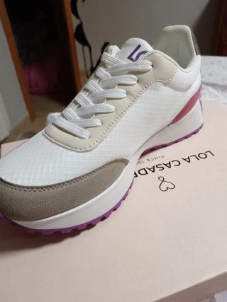 Zapatillas Lola Casademunt Blancas y Morada hay+NS