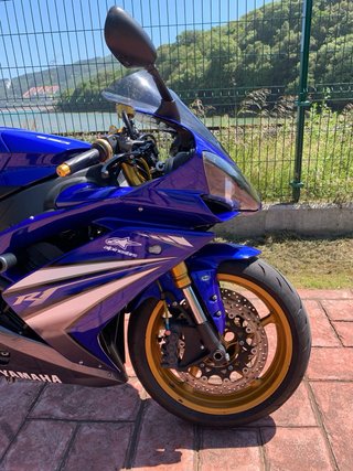 YAMAHA R1