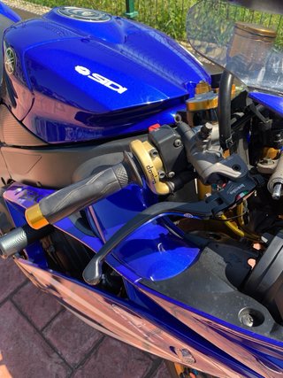 YAMAHA R1