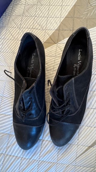 Zapatos de tacón negros con cordones