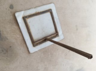 Señal V20 con estructura de hierro