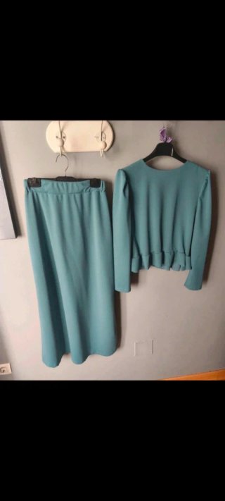 Conjunto falda y blusa verde azulado