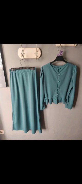 Conjunto falda y blusa verde azulado