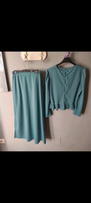 Conjunto falda y blusa verde azulado