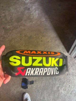 Protector neopreno amortiguador Suzuki Akrapovic