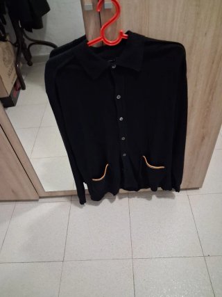 Chaqueta negra con bolsillos