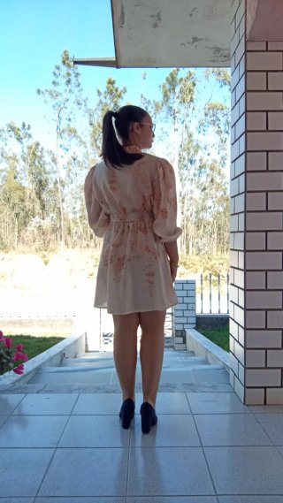 Vestido floral curto bege e rosa