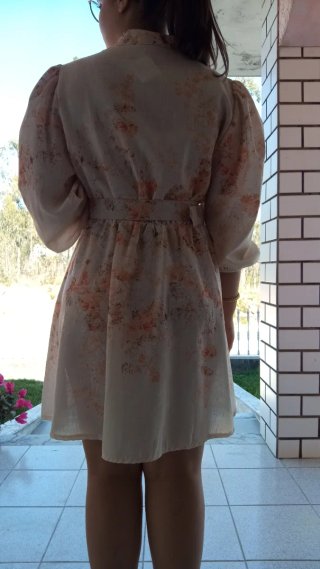 Vestido floral curto bege e rosa