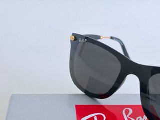 Gafas de sol Ray-Ban negras y doradas Polarizadas