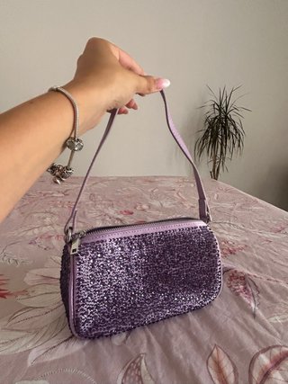 Bolso de mano morado con pedrería