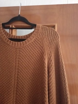 Jersey marrón con detalle blanco