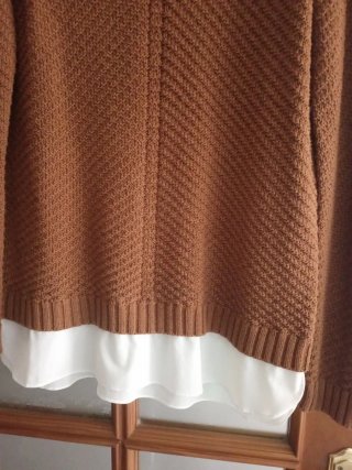 Jersey marrón con detalle blanco