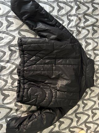 Chaqueta Bershka negra acolchada