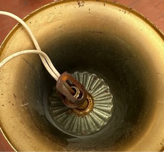 Lámpara de mesa dorada con cuentas