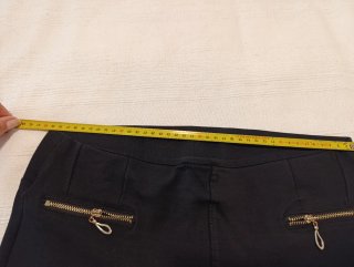 Pantalón pitillo negro con cremalleras