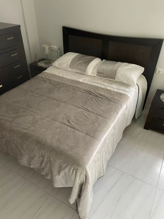 Dormitorio completo: cama, 2 cómodas y mesitas