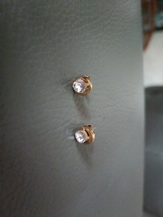 Pendientes dorados con circonita blanca