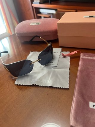 Gafas de sol Miu Miu negras y doradas