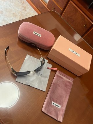 Gafas de sol Miu Miu negras y doradas