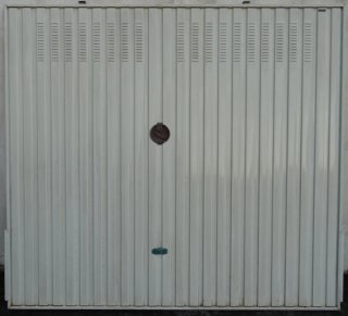 PUERTA DE GARAJE BLANCA. 240CM ANCHO X 215CM ALTO