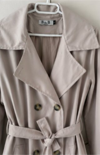 Gabardina beige estilo trench
