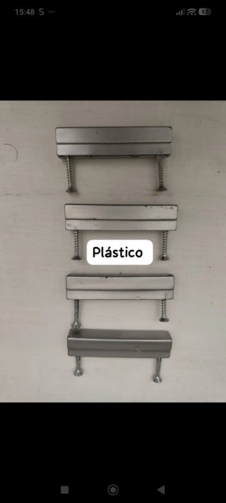 Tiradores de metal y plástico con regalo