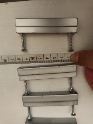 Tiradores de metal y plástico con regalo