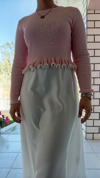 Blusa de malha rosa com folhos