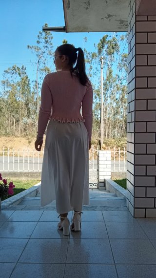 Blusa de malha rosa com folhos