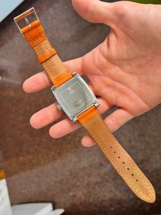 Reloj Guess Cuadrado Naranja y Plateado