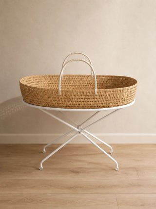 Capazo de mimbre para bebé con patas