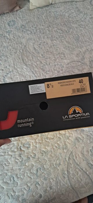 Zapatillas Trail La Sportiva Rojas y Turquesa
