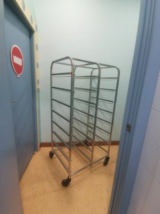 Carro portabandejas reparto de comida